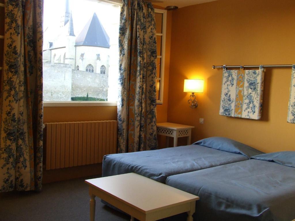 Hotel Spa Le Relais Du Bellay 몽트뢰유벨레이 객실 사진