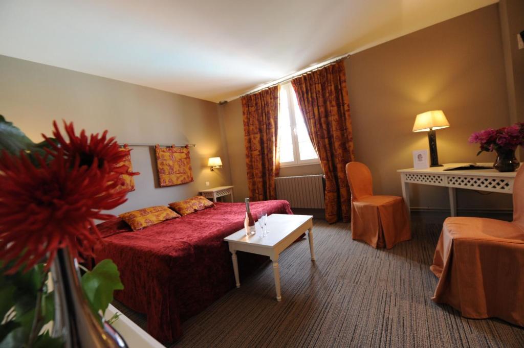 Hotel Spa Le Relais Du Bellay 몽트뢰유벨레이 객실 사진