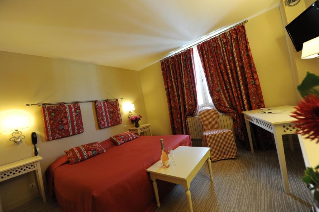 Hotel Spa Le Relais Du Bellay 몽트뢰유벨레이 객실 사진