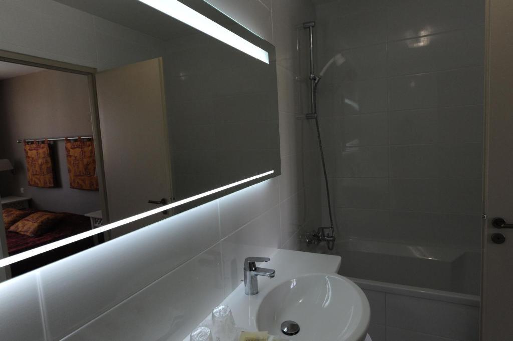 Hotel Spa Le Relais Du Bellay 몽트뢰유벨레이 객실 사진