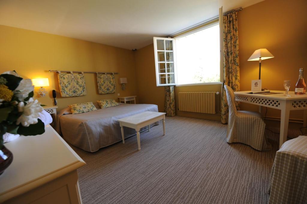 Hotel Spa Le Relais Du Bellay 몽트뢰유벨레이 객실 사진