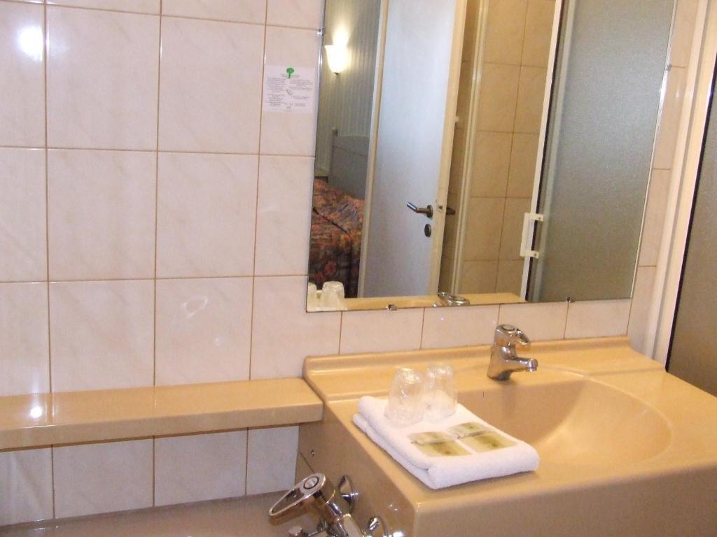 Hotel Spa Le Relais Du Bellay 몽트뢰유벨레이 객실 사진