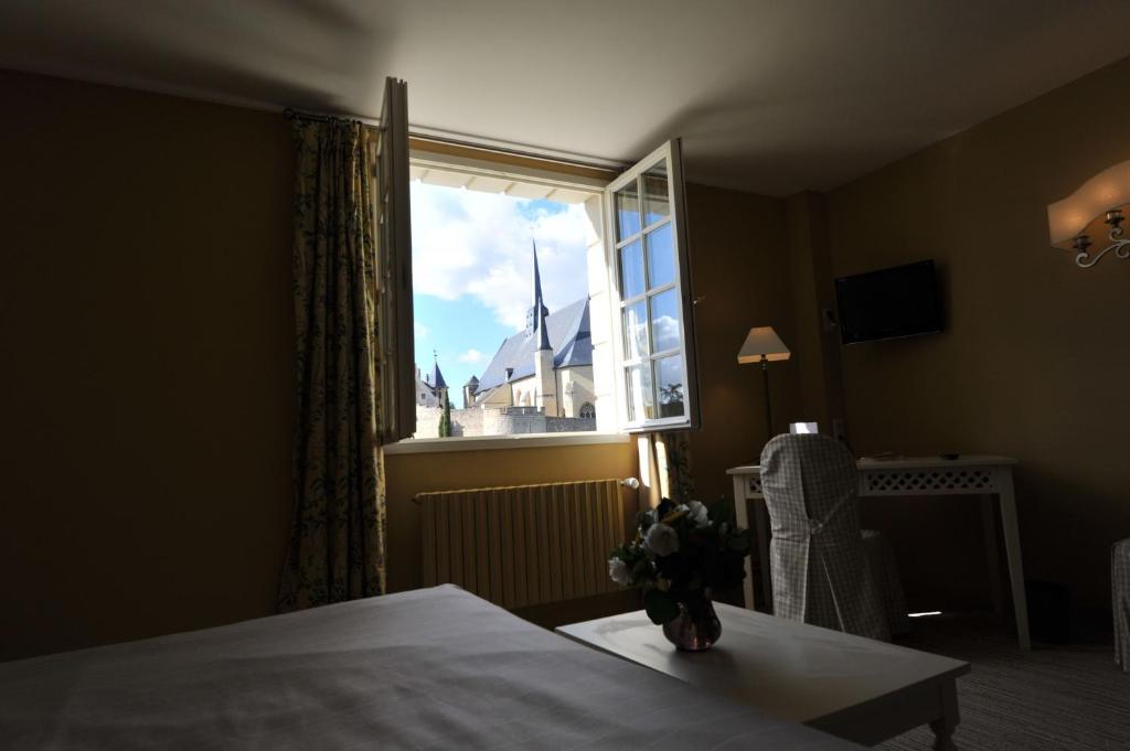 Hotel Spa Le Relais Du Bellay 몽트뢰유벨레이 객실 사진