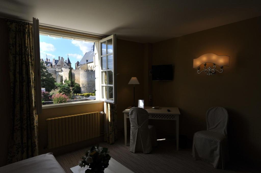 Hotel Spa Le Relais Du Bellay 몽트뢰유벨레이 객실 사진