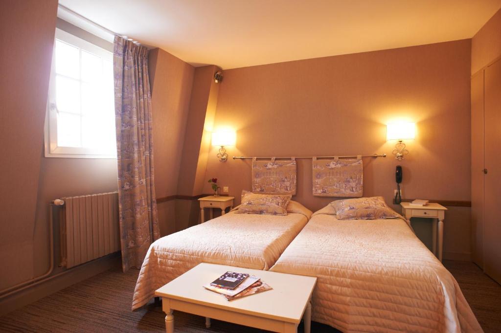 Hotel Spa Le Relais Du Bellay 몽트뢰유벨레이 객실 사진