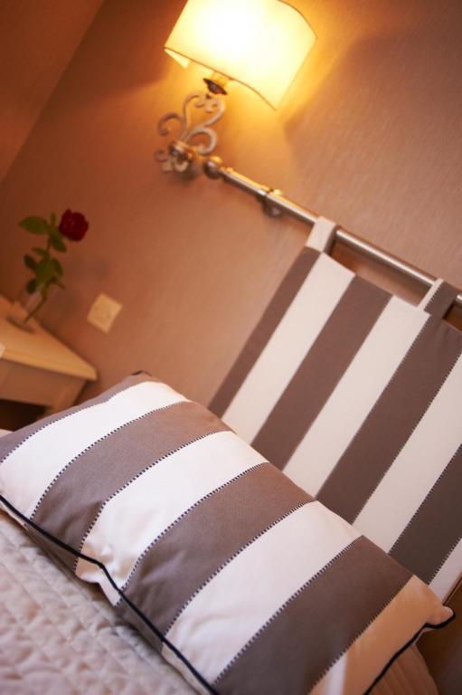 Hotel Spa Le Relais Du Bellay 몽트뢰유벨레이 객실 사진